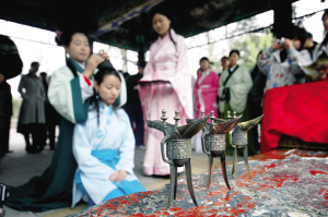 女大學生清華大學內(nèi)行笄禮慶成人