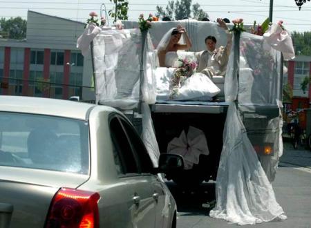 Wedding in a truck 卡車里的婚禮