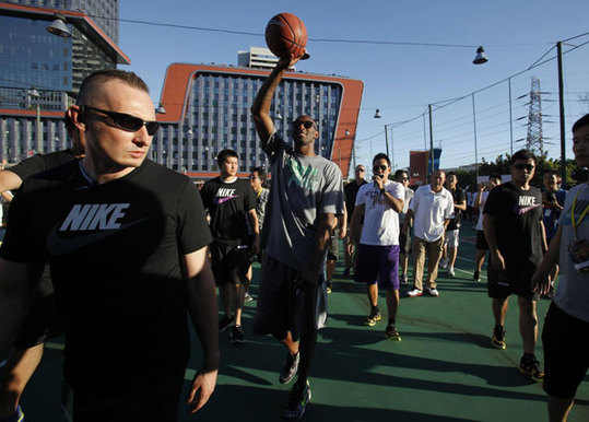 Kobe Byrant meets fans in Shenzhen