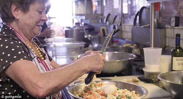 真正的“外婆家”：餐廳聘用來自世界各地的奶奶們做廚師