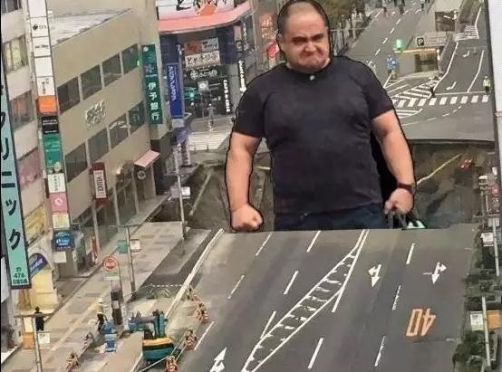 日本街頭突現天坑 政府修復效率驚人