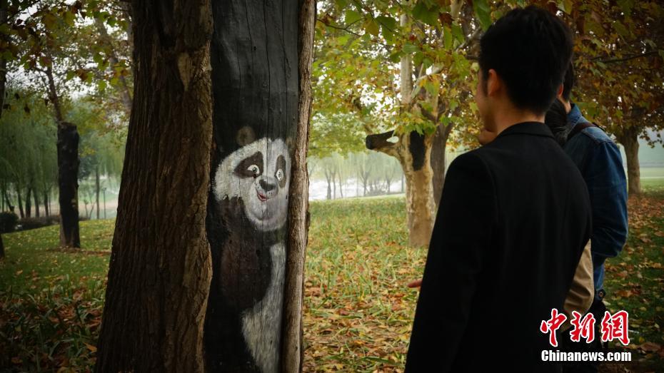 西安一公園現(xiàn)動物“樹洞畫” 惟妙惟肖引圍觀（組圖）