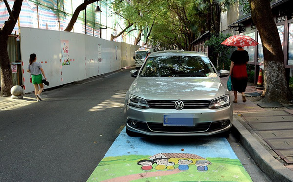 杭州某小區(qū)推“孝心車位”，回家看老人停車可免費